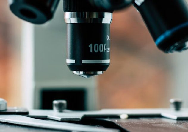 microscope pointing downward at a slide